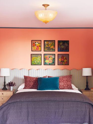 Ide warna kamar tidur koral.