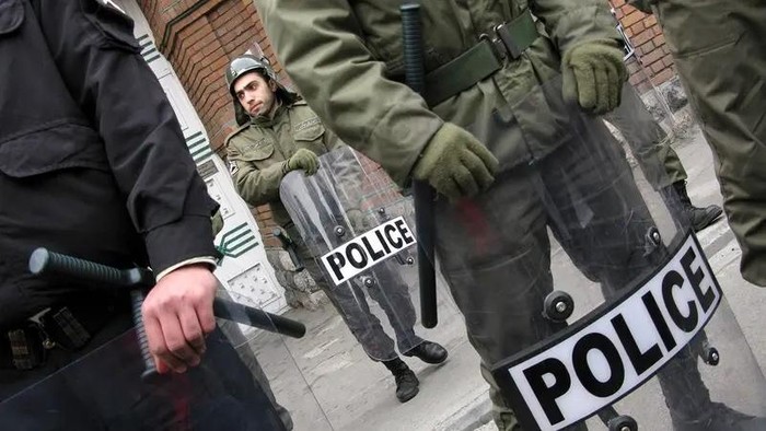 Iranian police stand guard in Tehran. (File photo: Reuters)