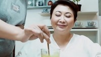 Indy Barends, suami, dan 2 anaknya sangat dekat dengan Siti. Mereka bahkan menganggap Siti sebagai bagian dari keluarga. Siti punya tugas khusus yaitu bikin jus tiap pagi untuk Indy Barends. Foto: Instagram indybarends