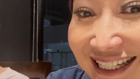 Wanita 52 tahun ini bahagia bisa habiskan waktu bersama keluarga kecilnya. Kali ini mereka bersantap di restoran BBQ Korea hits di kawasan SCBD. Foto: Instagram indybarends