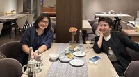Bertemu sahabat dari kecil, Indy Barends nyaman bisa santap di restoran Pandor. Mereka sepertinya memesan aneka kudapan manis dan gurih sebagai teman mengobrol. Foto: Instagram indybarends