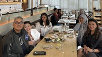 Bersama rekan penyiar radio senior, Farhan, Indy Barends terlihat sedang makan di sebuah restoran. Ada secangkir kopi di atas mejanya. Foto: Instagram indybarends