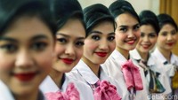 Para calon pramugari dilatih untuk berdandan sendiri sesuai standar maskapai, memilih produk dan teknik makeup yang cocok dengan wajah dan kulit masing-masing. Mereka juga diajarkan cara merawat kulit dan rambut agar tetap sehat dan bersih di tengah kesibukan mereka.