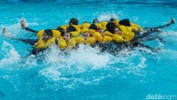 Berada di laut tak lepas dari bahaya hewan seperti hiu, mereka juga mendapatkan metode untuk berenang dan bertahan dari serangan hewan.