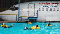 Para calon awak kabin diajarkan bagaimana cara untuk mengevakuasi penumpang saat terjadi keadaan darurat di atas air dengan menggunakan perahu karet.