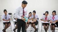Dalam pelatihannya mereka juga mempelajari cara berkomunikasi dengan sopan dan ramah, serta mampu mengatasi keluhan penumpang dengan tenang dan profesional. Tak ketinggalan mereka harus sigap saat ada penumpang yang membutukan pertolongan Resuitasi Jantung Paru (CPR) manakala ada penumpang yang memiliki serangan jantung mendadak.