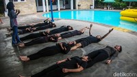 Cecil dan sejumlah calon awak kabin lainnya ditempa di lahan seluas 30 hektar, Lion Group Training Center (LGTC) Balaraja, Banten, dimana terdapat ruangan kelas, perkantoran hingga asrama bagi para pramugara dan pramugari. Dalam setiap tahapan mereka harus berlatih secara serius karena penilaian akan sangat menentukan, selain itu tanggung jawab profesi yang mereka emban sangat berat oleh karenannya Lion Air akan sangat selektif untuk mencari pramugara dan pramugari yang terbaik.
