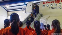 Kala itu Cecilia menyebut kendala utamanya yaitu tinggi dan berat badan yang kurang ideal sehingga dirinya harus mencoba dan terus berlatih hingga akhirnya diterima. Usai dinyatakan lolos Cecil, sapaan akrabnya, harus mengenyam beragam pendidikan hingga 6 bulan mulai dari perawatan wajah, penampilan, keselamatan di pesawat, keadaan darurat, bahasa dan masih banyak lagi.