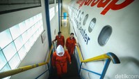 Tidak mudah untuk menjadi seorang awak kabin pesawat, ada jalan panjang yang harus ditempuh. Pengalaman itu seperti yang diceritakan oleh Cecilia Natasha Wulan Febryan (22) asal Bali. Perempuan yang sebelumnya bekerja sebagai waiters hingga Pasasi Bandara ini harus mencoba hingga tiga kali untuk bisa diterima sebagai pramugari.