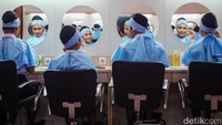 Selain soal pelayanan dan keselamatan, penampilan juga menjadi perhatian penting. Penampilan pramugari dan pramugara selalu berhasil mencuri perhatian dengan kesan anggun dan profesional.