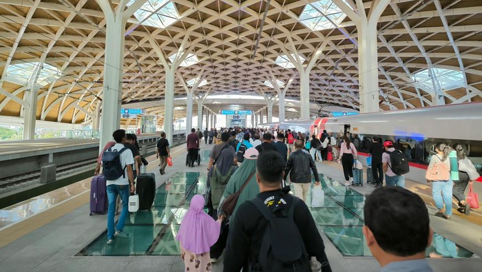 Menyambut libur panjang akhir pekan dalam rangka Maulid Nabi Muhammad KCIC siap mengoperasikan 48 perjalanan Whoosh setiap harinya. Total terdapat ketersediaan tempat duduk sebanyak 115.392 untuk perjalanan Whoosh masa long weekend mulai 13 s.d 16 September 2024.