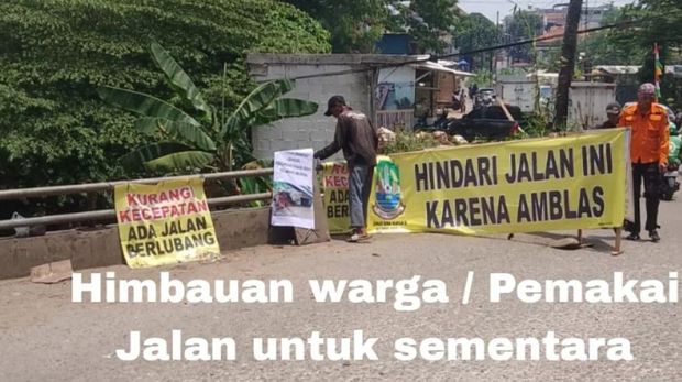 Jembatan Legok di Jatiasih, Kota Bekasi, terancam ambrol. Kondisi tersebut disebabkan tanah yang jadi tumpuan jembatan tersebut terkikis air (abrasi). (dok Polsek Jatiasih)