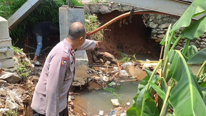 Jembatan Legok di Jatiasih, Kota Bekasi, terancam ambrol. Kondisi tersebut disebabkan tanah yang jadi tumpuan jembatan tersebut terkikis air (abrasi). (dok Polsek Jatiasih)