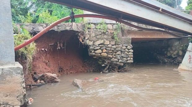 Jembatan Legok di Jatiasih, Kota Bekasi, terancam ambrol. Kondisi tersebut disebabkan tanah yang jadi tumpuan jembatan tersebut terkikis air (abrasi). (dok Polsek Jatiasih)