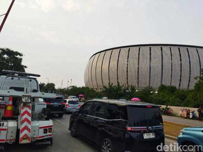Kawasan Jakarta International Stadium (JIS) di Jakut mulai macet sore ini terkait digelarnya konser penyanyi asal Amerika Serikat (AS), Bruno Mars. (Kurniawan F/detikcom)