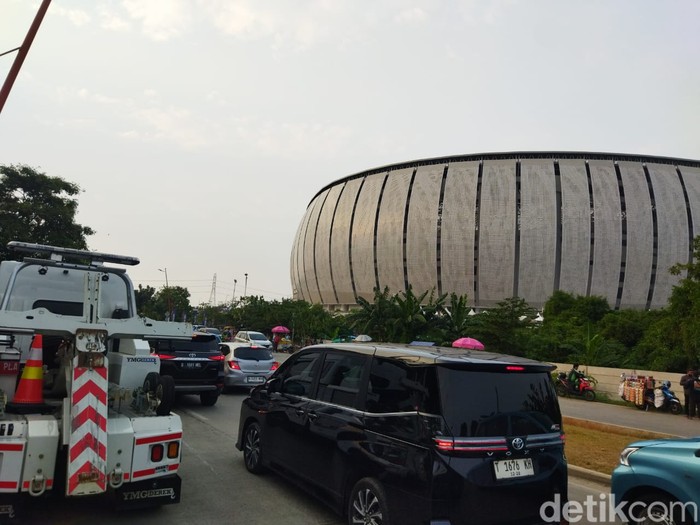 Kawasan Jakarta International Stadium (JIS) di Jakut mulai macet sore ini terkait digelarnya konser penyanyi asal Amerika Serikat (AS), Bruno Mars. (Kurniawan F/detikcom)