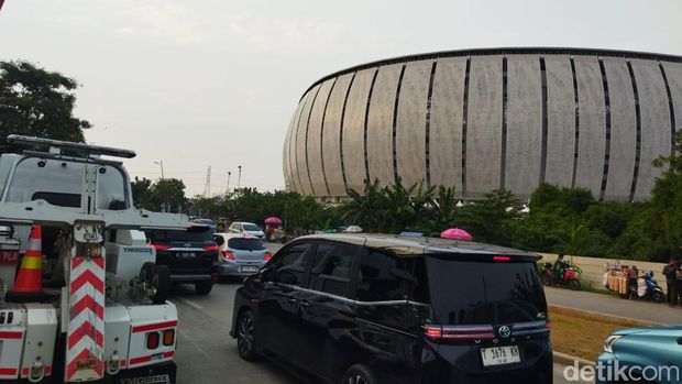 Kawasan Jakarta International Stadium (JIS) di Jakut mulai macet sore ini terkait digelarnya konser penyanyi asal Amerika Serikat (AS), Bruno Mars. (Kurniawan F/detikcom)