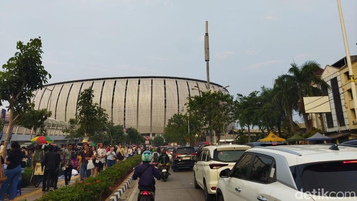 Kawasan Jakarta International Stadium (JIS) di Jakut mulai macet sore ini terkait digelarnya konser penyanyi asal Amerika Serikat (AS), Bruno Mars. (Kurniawan F/detikcom)