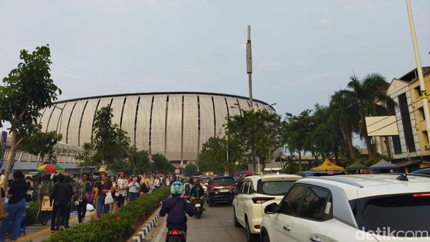 Kawasan Jakarta International Stadium (JIS) di Jakut mulai macet sore ini mengenai digelarnya konser penyanyi asal Amerika Serikat (AS), Bruno Mars. (Kurniawan F/detikcom)
