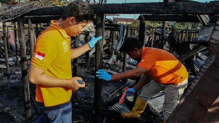 Kebakaran Hanguskan Rumah-Kosan di Palangka Raya Tim Inafis Polresta Palangka Raya melakukan olah tempat kejadian perkara (TKP) pascakebakaran di permukiman padat penduduk Jalan Anoi, Palangka Raya, Kalimantan Tengah, Jumat (13/9/2024). Kebakaran yang terjadi pada Jumat (13/9) dini hari itu menghanguskan 10 tempat kos, dua rumah warga, dan satu toko kayu, sementara penyebab kebakaran masih dalam penyelidikan kepolisian. ANTARA FOTO/Auliya Rahman/tom.