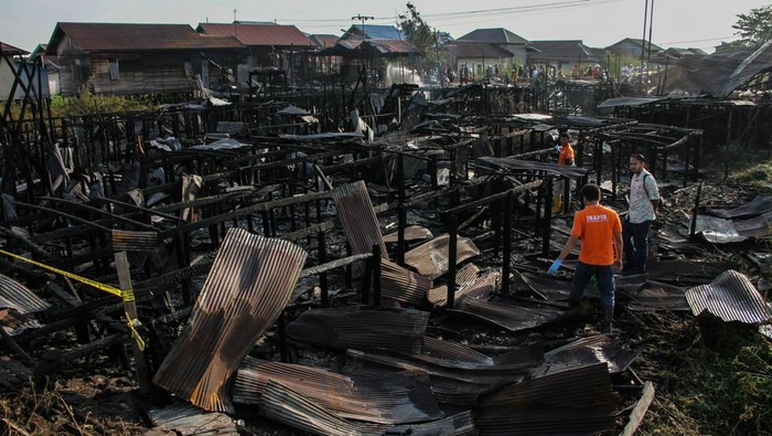 Kebakaran Hanguskan Rumah-Kosan di Palangka Raya Tim Inafis Polresta Palangka Raya melakukan olah tempat kejadian perkara (TKP) pascakebakaran di permukiman padat penduduk Jalan Anoi, Palangka Raya, Kalimantan Tengah, Jumat (13/9/2024). Kebakaran yang terjadi pada Jumat (13/9) dini hari itu menghanguskan 10 tempat kos, dua rumah warga, dan satu toko kayu, sementara penyebab kebakaran masih dalam penyelidikan kepolisian. ANTARA FOTO/Auliya Rahman/tom.