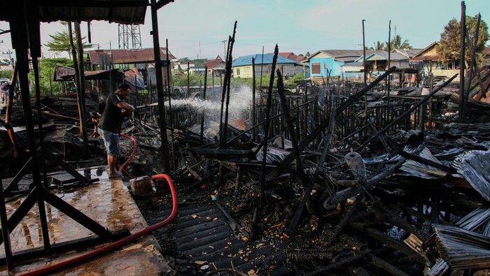 Tim Inafis Polresta Palangka Raya melakukan olah tempat kejadian perkara (TKP) pascakebakaran di permukiman padat penduduk Jalan Anoi, Palangka Raya, Kalimantan Tengah, Jumat (13/9/2024). Kebakaran yang terjadi pada Jumat  (13/9) dini hari itu menghanguskan 10 tempat kos, dua rumah warga, dan satu toko kayu, sementara penyebab kebakaran masih dalam penyelidikan kepolisian. ANTARA FOTO/Auliya Rahman/tom.
