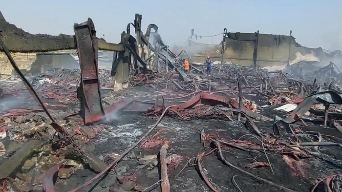 Kebakaran pabrik plastik di Gresik
