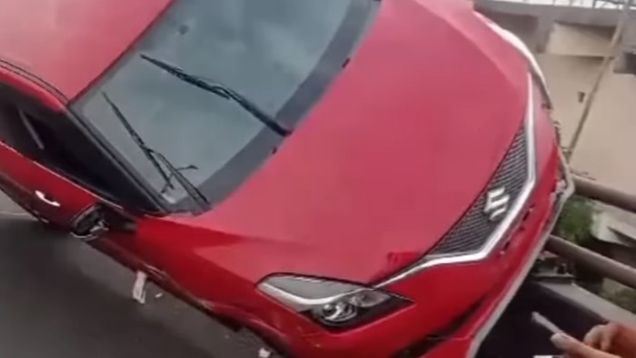 Sebuah mobil Suzuki Baleno menabrak pembatas jalan dan nyaris terjun dari flyover Ciputat, Tangerang Selatan.