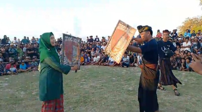 Kepala Desa (Kades) Ungga sekaligus Ketua Forum Kades (FKD) Lombok Tengah, Suasto Hadiputro Armin, dan bakal cagub NTB Sitti Rohmi Djalilah saat menghadiri acara Peresean di Desa Ungga. (Tangkapan layar video)