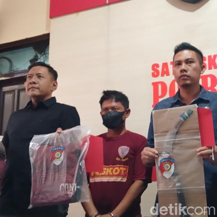 keponakan bacok paman hingga organ terburai di pasuruan