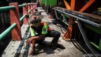 Bangkit menjajal memakai topeng harimau hasil karyanya.