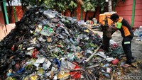 Bangkit mencari limbah kayu di antara tumpukan sampah di pinggir sungai. Di tangan petugas Unit Penganan Sampah Badan Air Dinas Lingkungan Hidup Kecamatan Kalideres itu, limbah kayu bisa disulap menjadi kerajinan topeng.