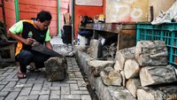 Bangkit memanfaatkan limbah kayu untuk dijadikan kerajinan topeng.