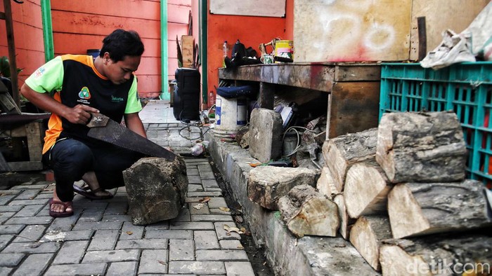 Keren! Limbah Kayu Disulap Jadi Topeng Petugas Unit Penganan Sampah Badan Air (UPS BA) Dinas Lingkungan Hidup Kecamatan Kalideres Bangkit memanfaatkan limbah kayu untuk dijadikan kerajinan topeng.