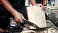 Kayu-kayu ini dikumpulkan dari sungai kawasan Cengkareng.