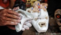 Proses pembuatan satu topeng memakan waktu sekitar satu minggu.