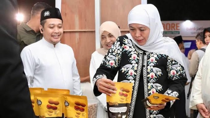 Khofifah saat melihat produk hasil karya pesantren