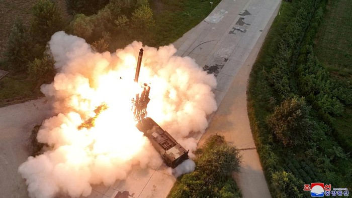 Kim Jong Un Pamer Peluncur Roket Ganda Super Besar Terbaru A new 600mm multiple rocket launcher is pictured during a test-fire at an undisclosed location in North Korea, in this photo released by North Korea's official Korean Central News Agency September 13, 2024. KCNA via REUTERS ATTENTION EDITORS - THIS IMAGE WAS PROVIDED BY A THIRD PARTY. REUTERS IS UNABLE TO INDEPENDENTLY VERIFY THIS IMAGE. NO THIRD PARTY SALES. SOUTH KOREA OUT. NO COMMERCIAL OR EDITORIAL SALES IN SOUTH KOREA.