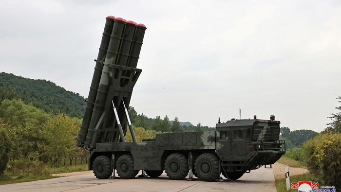 Kim Jong Un Pamer Peluncur Roket Ganda Super Besar Terbaru A new 600mm multiple rocket launcher is pictured during a test-fire at an undisclosed location in North Korea, in this photo released by North Korea's official Korean Central News Agency September 13, 2024. KCNA via REUTERS ATTENTION EDITORS - THIS IMAGE WAS PROVIDED BY A THIRD PARTY. REUTERS IS UNABLE TO INDEPENDENTLY VERIFY THIS IMAGE. NO THIRD PARTY SALES. SOUTH KOREA OUT. NO COMMERCIAL OR EDITORIAL SALES IN SOUTH KOREA.