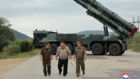 Pemimpin Korea Utara Kim Jong Un mengawasi uji coba peluncur roket ganda 600mm baru di lokasi yang dirahasiakan di Korea Utara, Jumat (13/9/2024).  