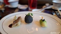 Chef Chong Kooi Sam, kemudian menyapa dengan 3 jenis appetizer yang cantik. Ada Pecking Duck Roll, Fried Chicken PUff, dan Seafood Avocado Roll. Foto: detikcom/Diah Afrilian