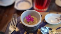 Mirip chawanmushi, Lobster Royale yang dipadukan dengan sea urchin yang gurih lembut. Perpaduan kepiting dan lime sebagai bahan dasar untuk sup kentalnya lembut menyapa lidah. Foto: detikcom/Diah Afrilian