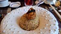 Hampir menyentuh makanan penutup, ada hidangan nasi goreng istimewa buatan chef Chong. Nasi goreng yang berbumbu dan smokey dipadukan dengan abalone utuh yang kenyal. Foto: detikcom/Diah Afrilian