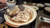 Sebuah kejutan kemudian dilakukan oleh chef Chong saat hendak menyajikan menu ikan. Ia mendemonstrasikan langsung ikan sea bass yang hendak disajikan dengan pemanggang keramik khusus khas Chinese. Foto: detikcom/Diah Afrilian