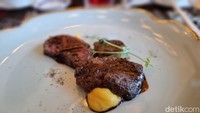 Ternyata chef Mauri melanjutkan set menu dengan menangani hidangan berbahan daging. Adalah Wagyu Beef Rib Eye MB9 yang lembut dan melting disajikan kepada tamunya. Foto: detikcom/Diah Afrilian