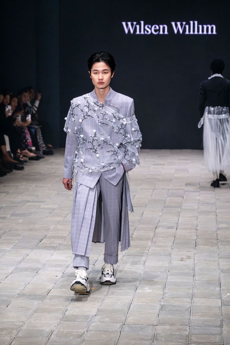 Koleksi Wilsen Willim 'HuMAN' di Plaza Indonesia Men's Fashion Week 2024 Koleksi Wilsen Willim 'HuMAN' di Plaza Indonesia Men's Fashion Week 2024