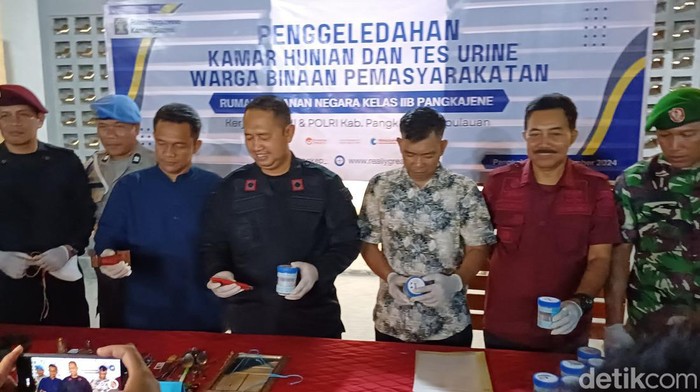 Konferensi pers hasil temuan penggeledahan di Rutan Kelas IIB Pangkajene Pangkep.