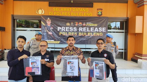 Konferensi pers Polres Buleleng, Jumat (13/9/2024) perihal penangkapan dua mahasiswa dan satu pelajar yang mempromosikan situs judi online di medsos. (Made Wijaya Kusuma/detikBali)