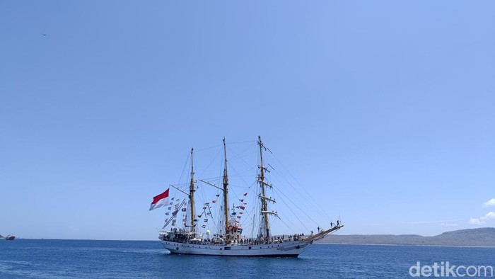 KRI Dewaruci bersandar di pelabuhan Tanjungwagi Banyuwangi.