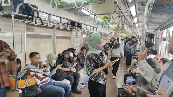 KRL beberapa kali berhenti karena ada perbaikan rel Stasiun Pasar Minggu-Manggarai